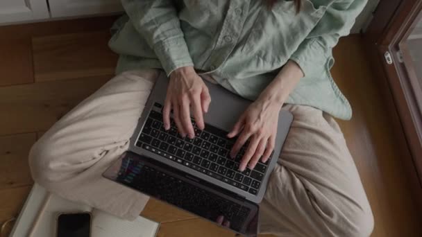 Frau Von Oben Tippt Tastatur Laptop Notizbuch Hause Büro Geschäftsfrau — Stockvideo