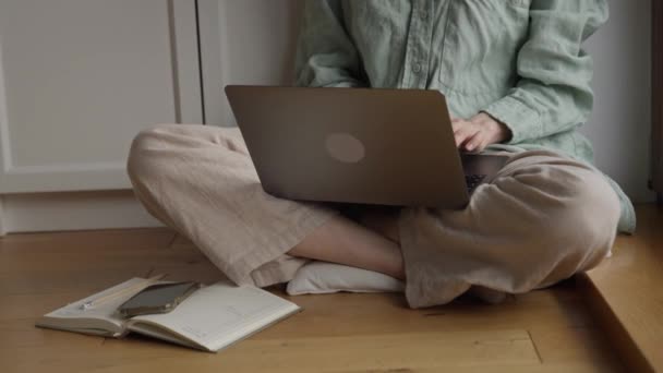 Zavřít Nerozpoznatelná Žena Psaní Notebook Zkřížené Nohy Sedět Podlaze Okna — Stock video