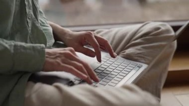 Evdeki bir iş kadınının eli kapalıyken elleri ve parmakları dizüstü bilgisayarı olan klavye takıyor ve İnternet pazarlaması yapıyor. Yüksek kalite 4k görüntü