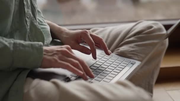 Крупним Планом Рука Ділової Жінки Домашньому Вбранні Друкує Клавіатуру Ноутбуком — стокове відео