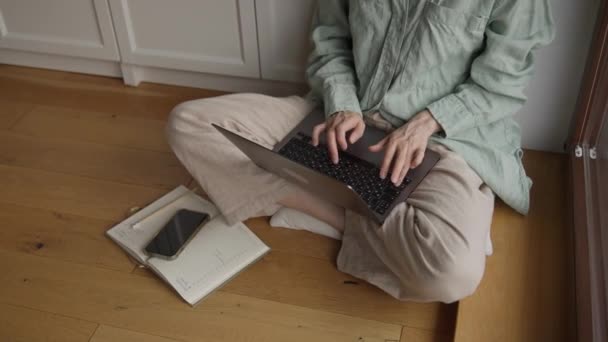 Close Shot Van Blanke Jonge Vrouw Typen Laptop Computer Vloer — Stockvideo