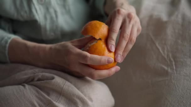Close Lady Hands Claen Orange Mandarin Relax Sentado Almohada Suelo — Vídeos de Stock