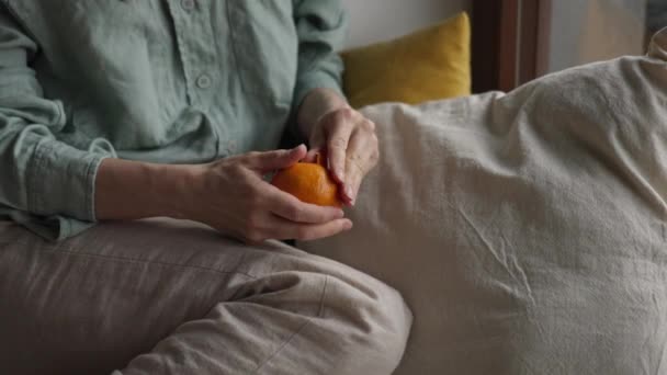 Nahaufnahme Mittlerer Aufnahme Von Mädchenhänden Die Mandarinen Orangenfrüchte Schälen Sitzend — Stockvideo