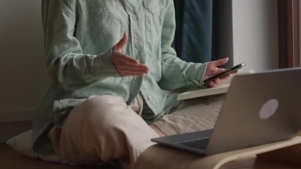 Großaufnahme Einer Frau Pyjama Zur Begrüßung Vor Dem Laptop Die — Stockvideo
