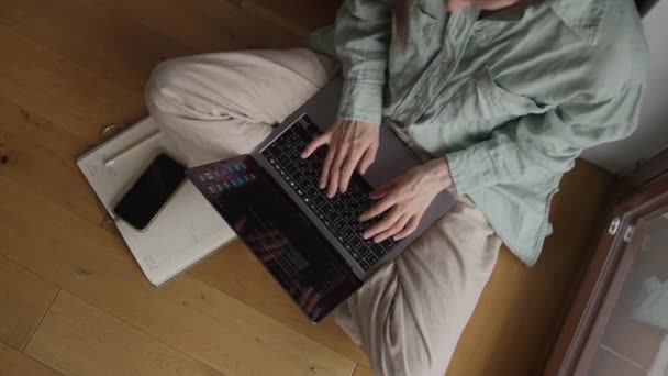 Ovanifrån Kvinnlig Pyjamas Skriva Laptop Sitter Tvärs Ben Golvet Nära — Stockvideo