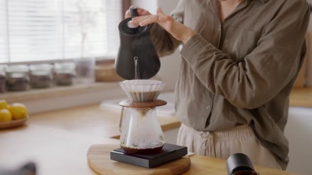 Утреннее Кофейное Варево Чайником Наливающим Горячую Воду Химикс V60 Оригами — стоковое видео