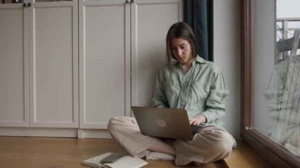 Filmagem Boa Aparência Jovem Mulher Casa Vestida Trabalhando Plataforma Freelance — Vídeo de Stock