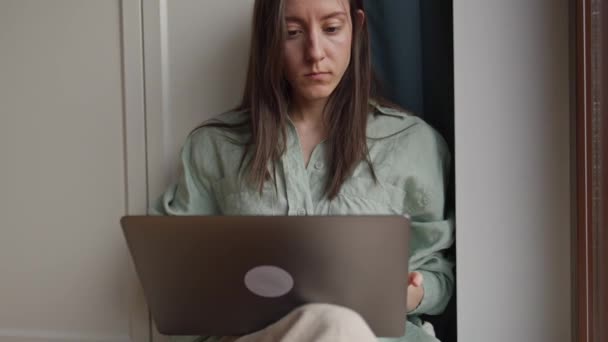 在总公司工作的年轻妇女 使用笔记本电脑和互联网的自由职业者 客厅里的工作场所靠近点高质量的4K镜头 — 图库视频影像