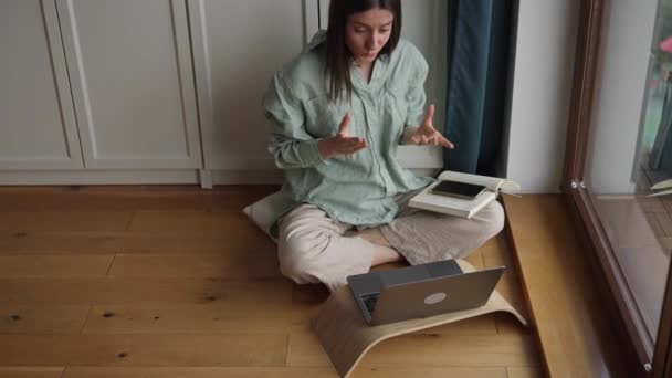 Visão Superior Atraente Jovem Trabalho Feminino Casa Com Laptop Fazendo — Vídeo de Stock