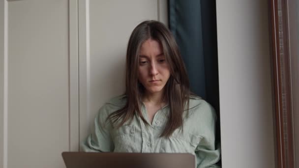 Opleidingsmensen Langzaam Slimme Aantrekkelijke Freelancer Vrouw Die Thuis Aan Computer — Stockvideo