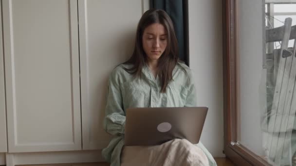 一个心事重重的女商人坐在家里的笔记本电脑上 坐在地板上闭着眼睛 专注于有信心的年轻女性自由职业者在室内 高质量的4K镜头 — 图库视频影像