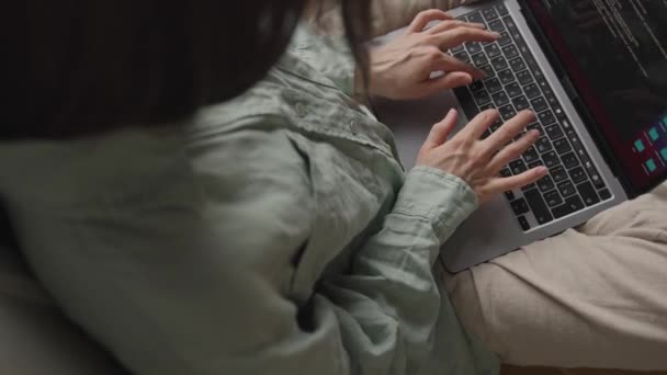 穿着睡衣 在笔记本电脑键盘上敲键盘 打字的最受关注的年轻女性跪在地上 女性自由职业者在家里上网工作 办公室的检疫工作 高质量的4K镜头 — 图库视频影像