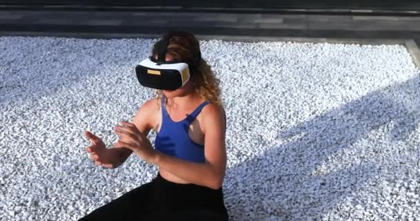 Espantado Jovem Menina Bonita Testando Realidade Virtual Óculos Vídeo Fone — Vídeo de Stock