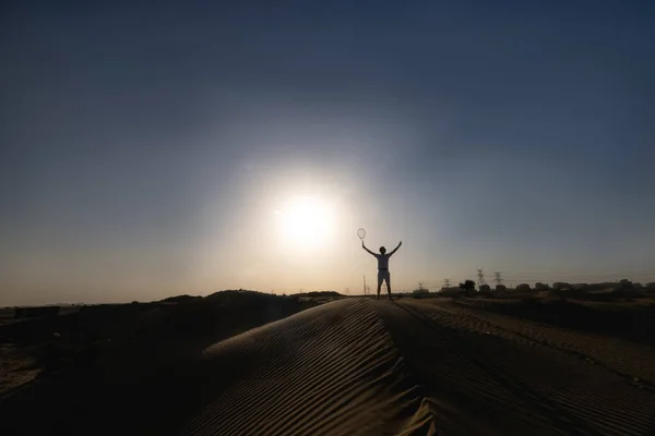 Человек Играющий Теннис Бархане Пустыне Высокое Качество Фото — стоковое фото