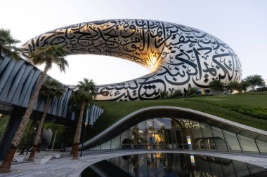  Dubai-UAE-30-10-2022: Dubai 'deki son ikonik yapı Şeyh Zayed yolundaki Geleceğin Müzesi, Dubai. Yüksek kalite fotoğraf