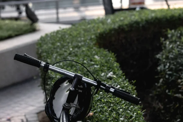 Şehirde Bisiklete Binmek Çevre Dostu Nakliye Aracı Geleceğin Araçları Şehri — Stok fotoğraf