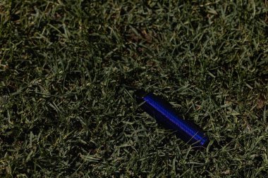 Koyu yeşil çimen arka planında tek kullanımlık renkli elektronik sigara. Modern sigara, buhar ve nikotin kavramı. Yüksek kalite fotoğraf