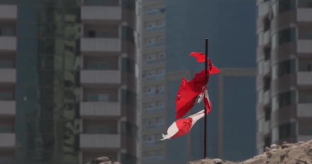 Peg Levantamento Metal Com Bandeira Vermelha Canteiro Obras Foto Alta — Vídeo de Stock