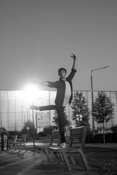 Jonge Aantrekkelijke Danser Casual Doek Ballet Springen Stedelijke Achtergrond Hedendaagse — Stockfoto