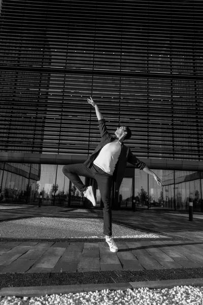 Jonge Aantrekkelijke Danser Casual Doek Ballet Springen Stedelijke Achtergrond Hedendaagse — Stockfoto