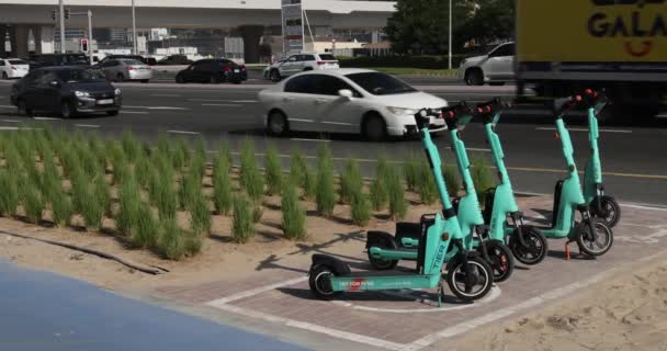 Dubai Uae 2022 Estacionamiento Para Scooters Eléctricos Elección Scooters Eléctricos — Vídeos de Stock