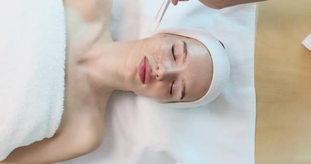 Cosmetologo Applica Maschera Alginato Con Spatola Faccia Donna Trattamento Viso — Video Stock