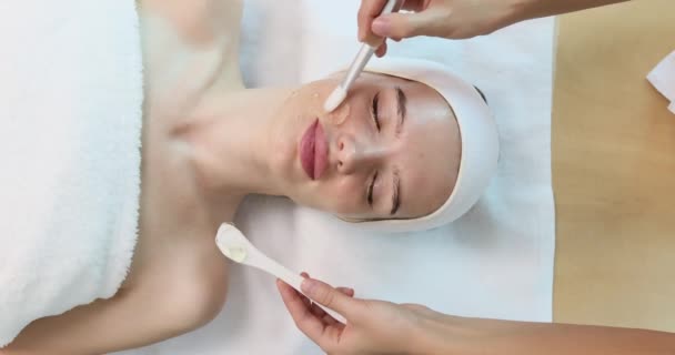Kosmetolog Menerapkan Topeng Alginat Dengan Spatula Wajah Wanita Kulit Wajah — Stok Video