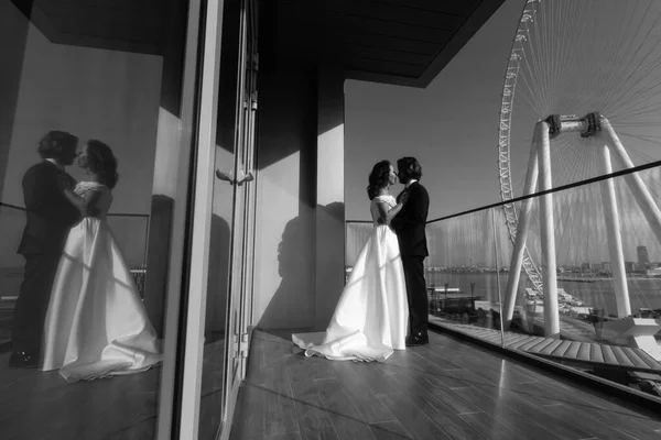 Schönes Paar Küsst Sich Auf Dem Balkon Hochwertiges Foto — Stockfoto