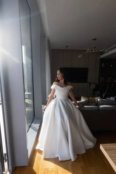 Luxusbraut Weißen Kleid Posiert Während Der Vorbereitungen Für Die Hochzeitszeremonie Stockbild