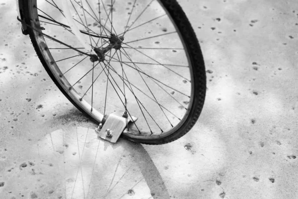 Roda Dianteira Uma Bicicleta Contra Sombra Roda Dianteira Uma Bicicleta — Fotografia de Stock