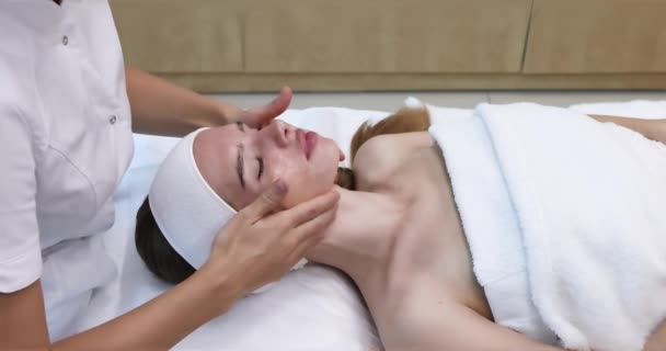 Menina Muito Bonita Fazendo Massagem Facial Salão Spa Estilo Vida — Vídeo de Stock