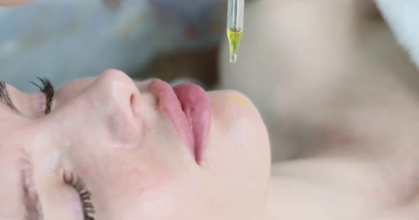 Jong Meisje Dat Geen Naam Cosmetologie Serositeit Toepast Haar Huid — Stockvideo