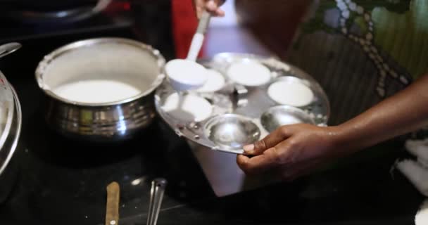 印度喀拉拉拉邦泰米尔纳德邦的一位妇女亲手烹调南印度人受欢迎的早餐素食 健康蒸米糕蒸圆饼 高质量的4K镜头 — 图库视频影像