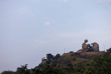 KOLLAM, KERALA, INDIA - JANUARY 07, 2020: Chadayamangalam 'daki Jatayu Dünyaları Merkezi' nde Ramayana 'dan gelen ilahi bir kuş heykeli. Yüksek kalite fotoğraf