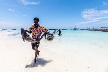Dar es Salaam, Tanzanya - Mart 2021: Afrikalı balıkçıların Kivukoni Balık Pazarı 'ndaki günlük yaşamı. Afrika 'da kapalı zamanlar. Yüksek kalite fotoğraf. Yüksek kalite fotoğraf