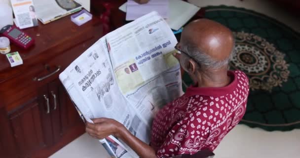 Delhi Delhi Indien 2022 Alter Mann Liest Zeitung Hochwertiges Filmmaterial — Stockvideo