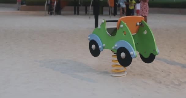 Samochód Dla Dzieci Spring Rider Zabawki Zachód Słońca Parku Placu — Wideo stockowe