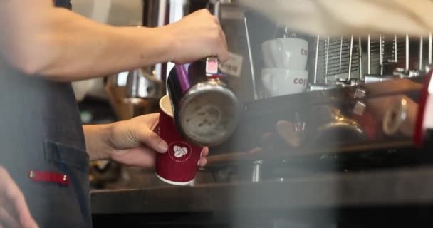 Dubai Uae 2022 Close Female Hands Barista正在迪拜的Costa Coffee咖啡店里煮咖啡 — 图库视频影像