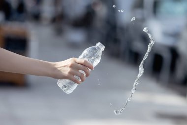 Bir şişe içme suyu beyazın üzerine dökülüyor. Yüksek kalite fotoğraf