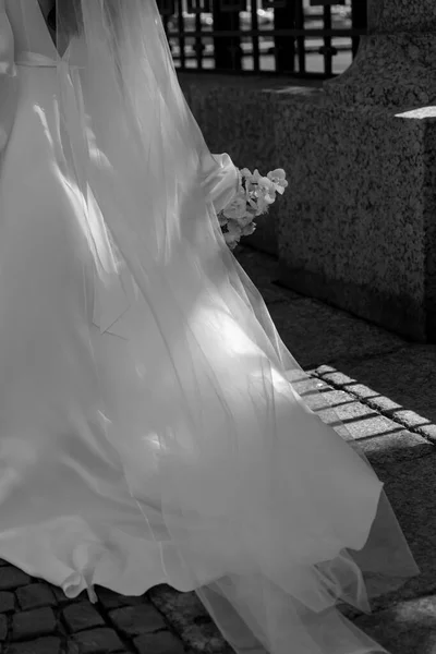 Braut Mit Einem Brautstrauß Hochwertiges Foto lizenzfreie Stockbilder