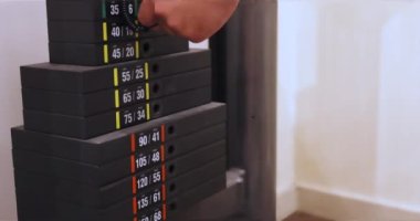 Spor salonunda ağır ağır siyah levhalar yığılmış. Spor simülatörü plakaları. Yüksek kalite fotoğraf