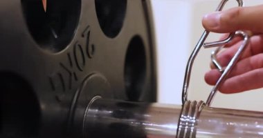 Halter kaldırma için halterdeki diskin el onarımları kilitlenir. Olimpik Bahar Spor Salonu 'ndaki oltayı emniyete alıyor ve Dambıl Halteri Klipsleri için Rod' u kullanıyor. Yüksek kalite 4k görüntü