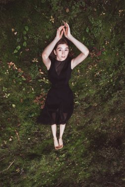 Ormandaki yosunlarda uyuyan güzel bir kız. Yüksek kalite fotoğraf