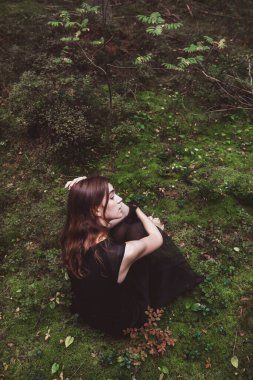 Ormandaki yosunlarda uyuyan güzel bir kız. Yüksek kalite fotoğraf