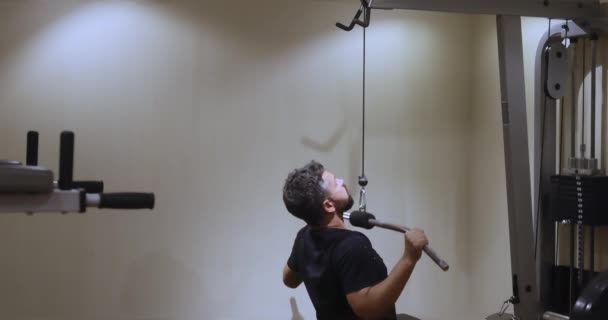 Sporcu Bir Blok Makinesinin Üzerinde Egzersiz Yapıyor Üst Bloğu Çekiyor — Stok video