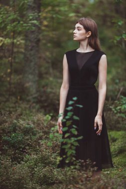 Ormandaki yosunlarda uyuyan güzel bir kız. Yüksek kalite fotoğraf