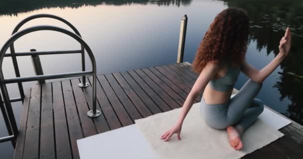 Yoga Yapan Güzel Kız Jetty Göl Kenarında Sabahları Yoga Pilates — Stok video