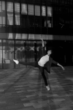 Yaz aktivitesi ve enerji. Bale dansçısı. Yakışıklı adam antrenman ve esneme hareketleri. Fitness koçu ve sağlık. Spor ve yoga. Erkek için pilates. Doğa geçmişi. Delikanlı. Bale dansçısı. Yeşil çimen