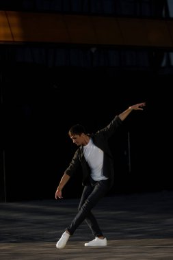 Yaz aktivitesi ve enerji. Bale dansçısı. Yakışıklı adam antrenman ve esneme hareketleri. Fitness koçu ve sağlık. Spor ve yoga. Erkek için pilates. Doğa geçmişi. Delikanlı. Bale dansçısı. Yeşil çimen