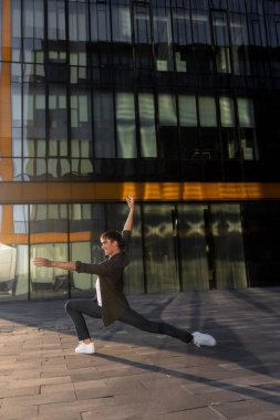 Yaz aktivitesi ve enerji. Bale dansçısı. Yakışıklı adam antrenman ve esneme hareketleri. Fitness koçu ve sağlık. Spor ve yoga. Erkek için pilates. Doğa geçmişi. Delikanlı. Bale dansçısı. Yeşil çimen